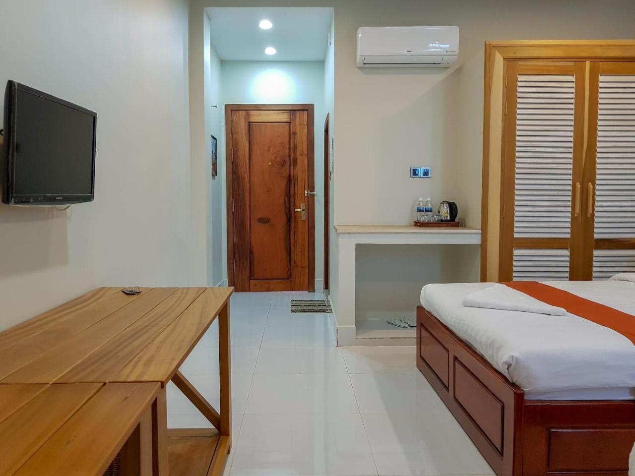 Hotel Montagne Regency Kampot Exterior foto